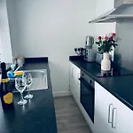 Holly Terrace - 2 Bedrooms - Sleeps 3 בית נופש *