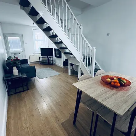 Holly Terrace - 2 Bedrooms - Sleeps 3 בית נופש *