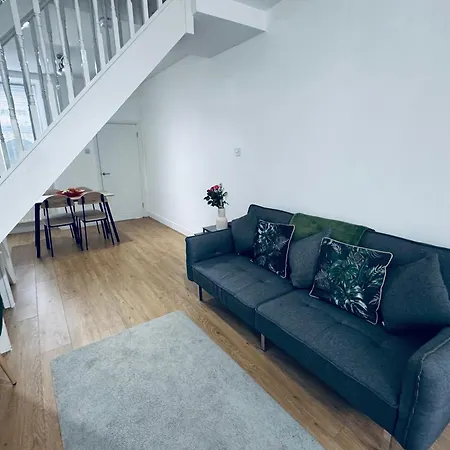 Holly Terrace - 2 Bedrooms - Sleeps 3 *